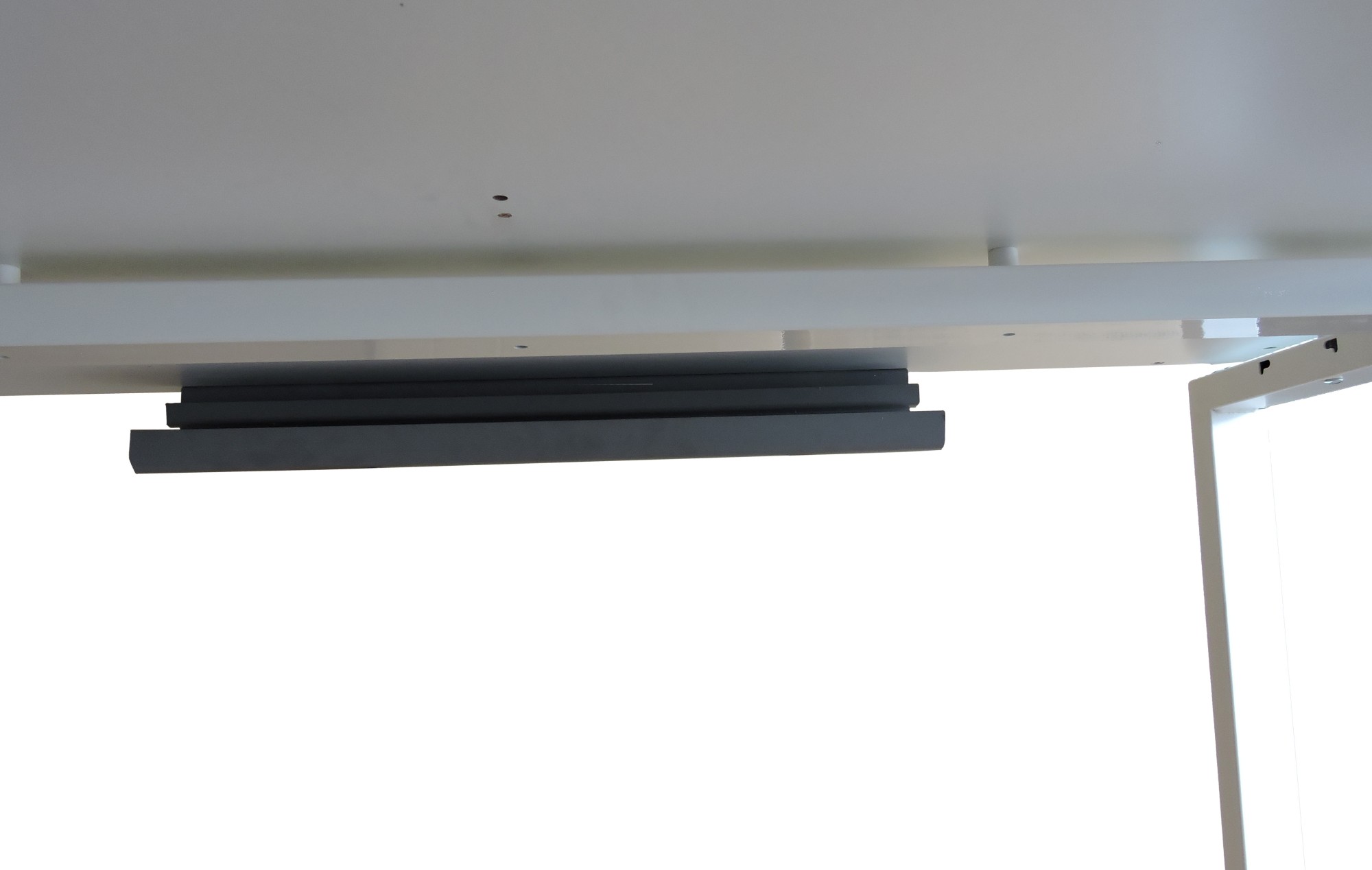 KANAŁ KABLOWY Poziomy, Maskownica do kabli Majencia 690 mm