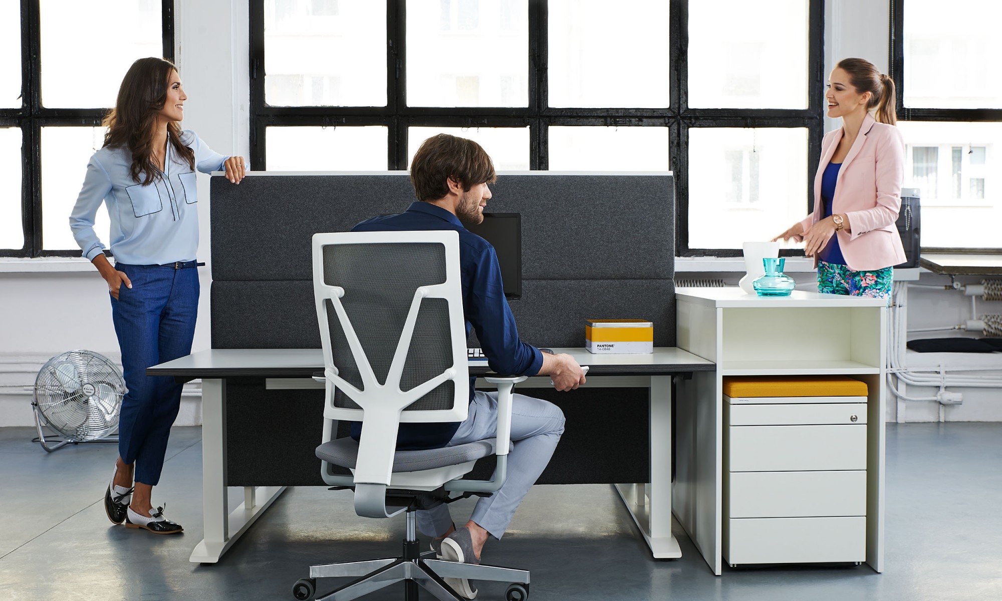 Główna galeria - Krzesło biurowe, obrotowe 4ME-MESH-BL-HRMA-SOFT-SEAT-ESP (5)